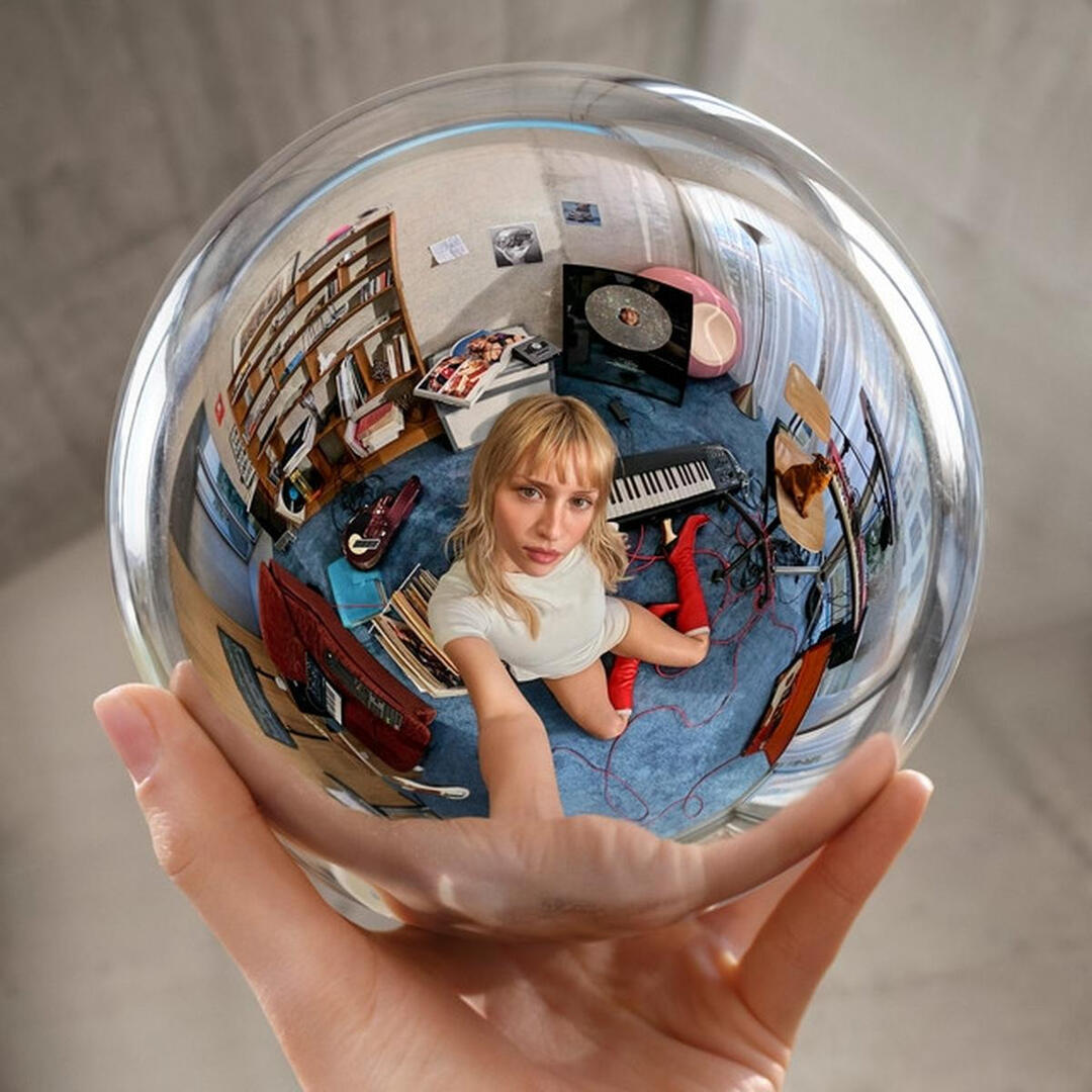 Angèle — visuel accompagnant la sélection Love Triangle